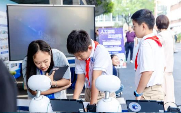 教育實(shí)踐中積累了豐厚經(jīng)歷也催生了許多可落地可體會(huì)的成果 教育實(shí)踐中積累了豐厚經(jīng)歷也催生了許多可落地可體會(huì)的成果