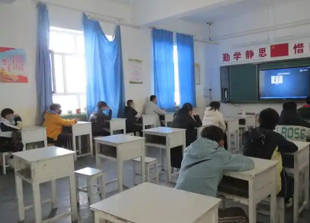 校園建設(shè)智慧講堂構(gòu)建在線課程共享及虛擬實(shí)驗(yàn)實(shí)訓(xùn)等方面深化對(duì)接