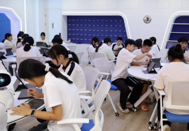 校園建設(shè)智慧講堂構(gòu)建在線課程共享及虛擬實(shí)驗(yàn)實(shí)訓(xùn)等方面深化對(duì)接